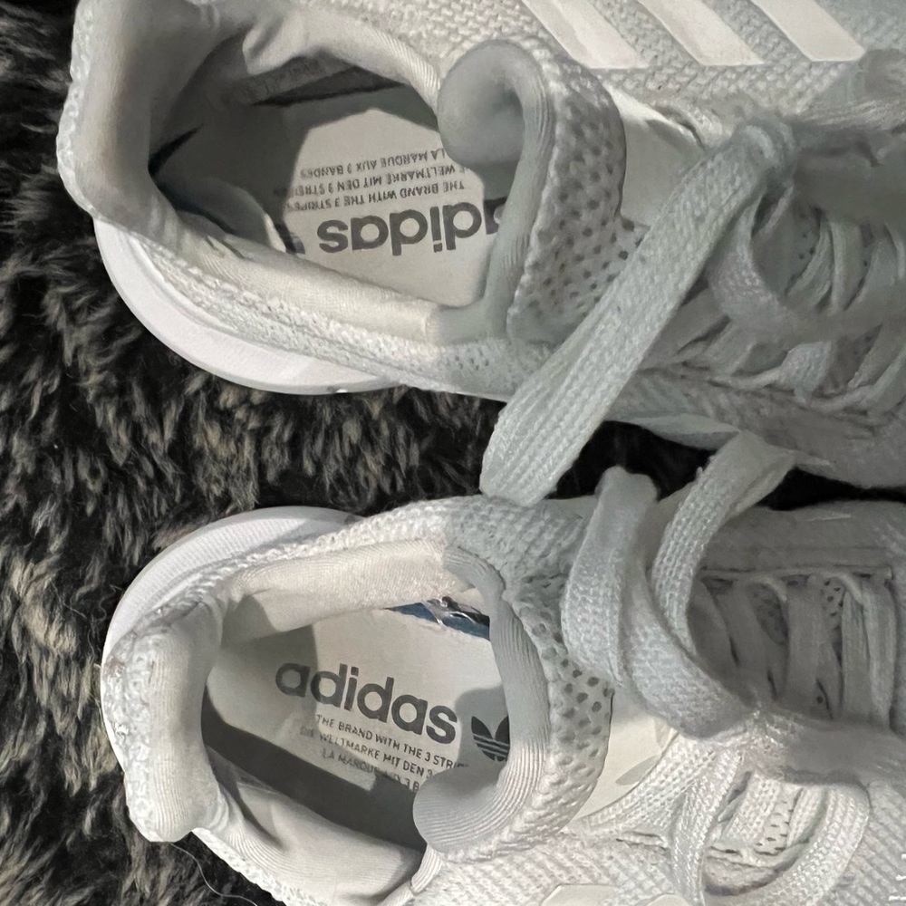 Adidas tennis shoes size 7 1/2 - Picture 4 of 7